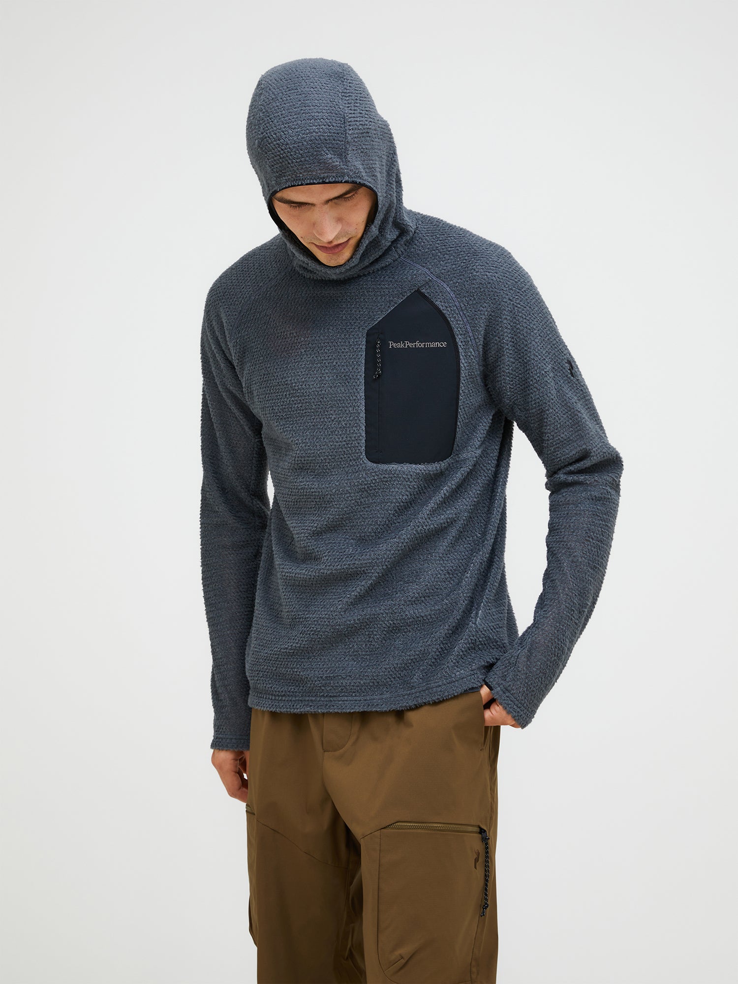 Peak Performance フーディ グレー ピークパフォーマンスの新作レインウエアは、カラーリングが個性