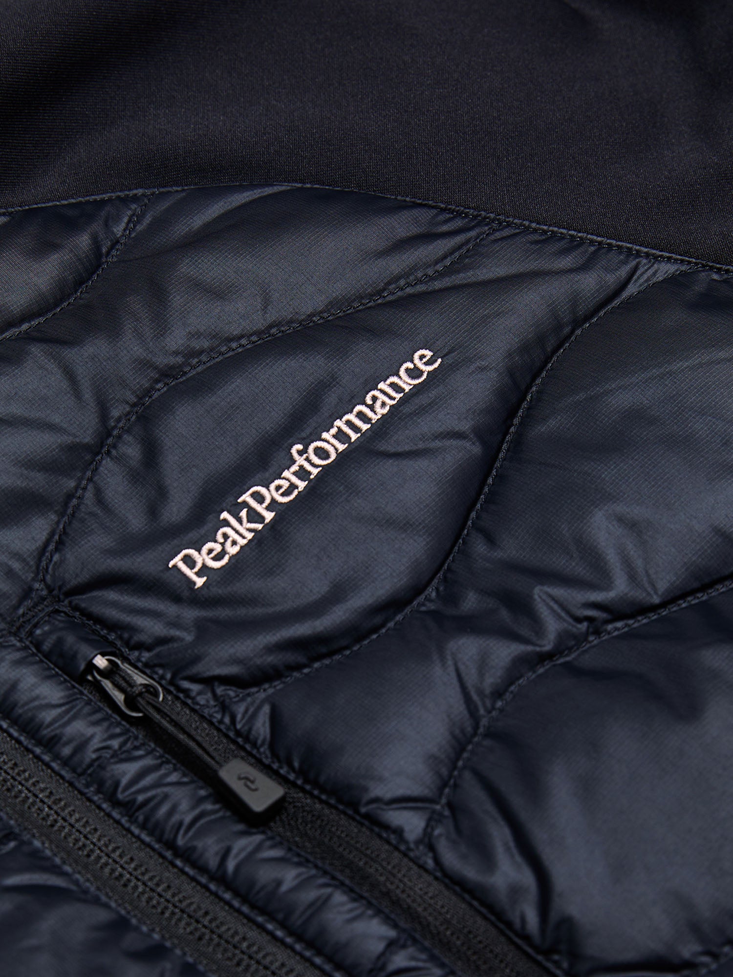 peak performance ヘリウム　ハイブリット　ジャケット FW25新着】ヘリウム ハイブリッド ダウン ジャケット ウィメンズ