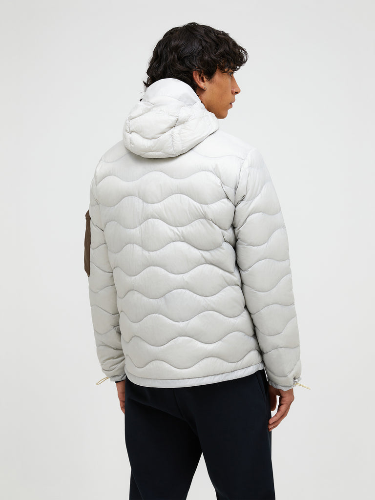 【FW26新着】ヘリウム ユーティリティ ダウン フード ジャケット メンズ