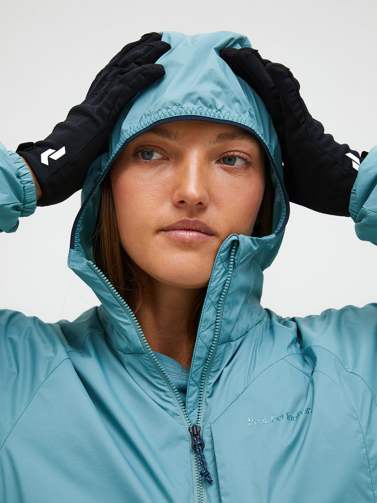 【FW25新着】フリーライト Polartec® Alpha™ インサレーテッド フード ジャケット ウィメンズ