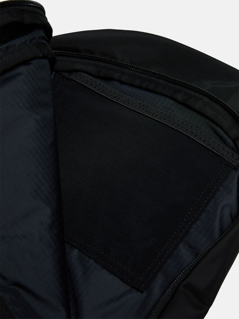 【FW25新着】アウトドア クロスボディ バッグ 8.6L