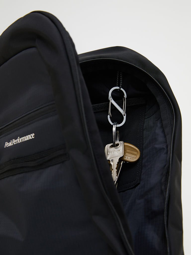 【FW25新着】アウトドア クロスボディ バッグ 8.6L