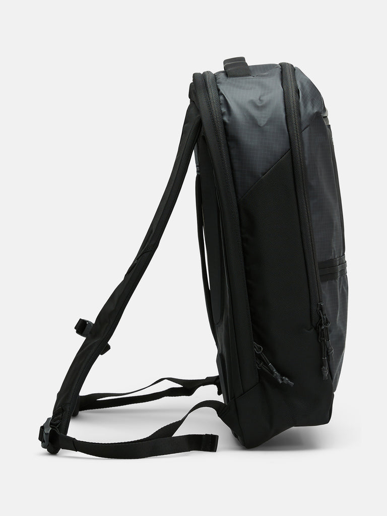 【FW25新着】コミューター バックパック 18.5L