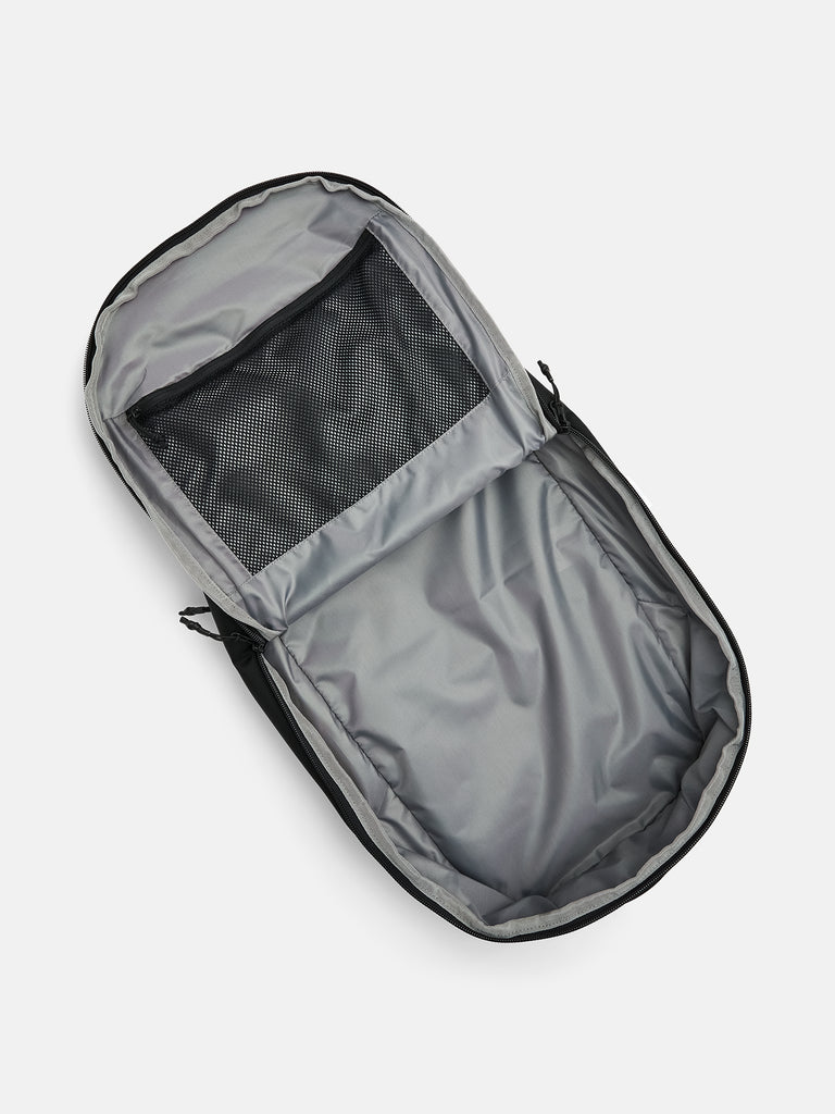 【FW25新着】コミューター バックパック 18.5L