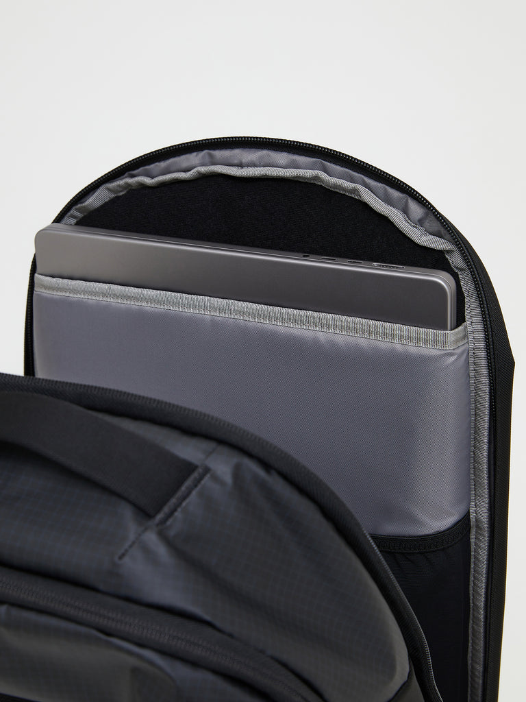【FW25新着】コミューター バックパック 18.5L