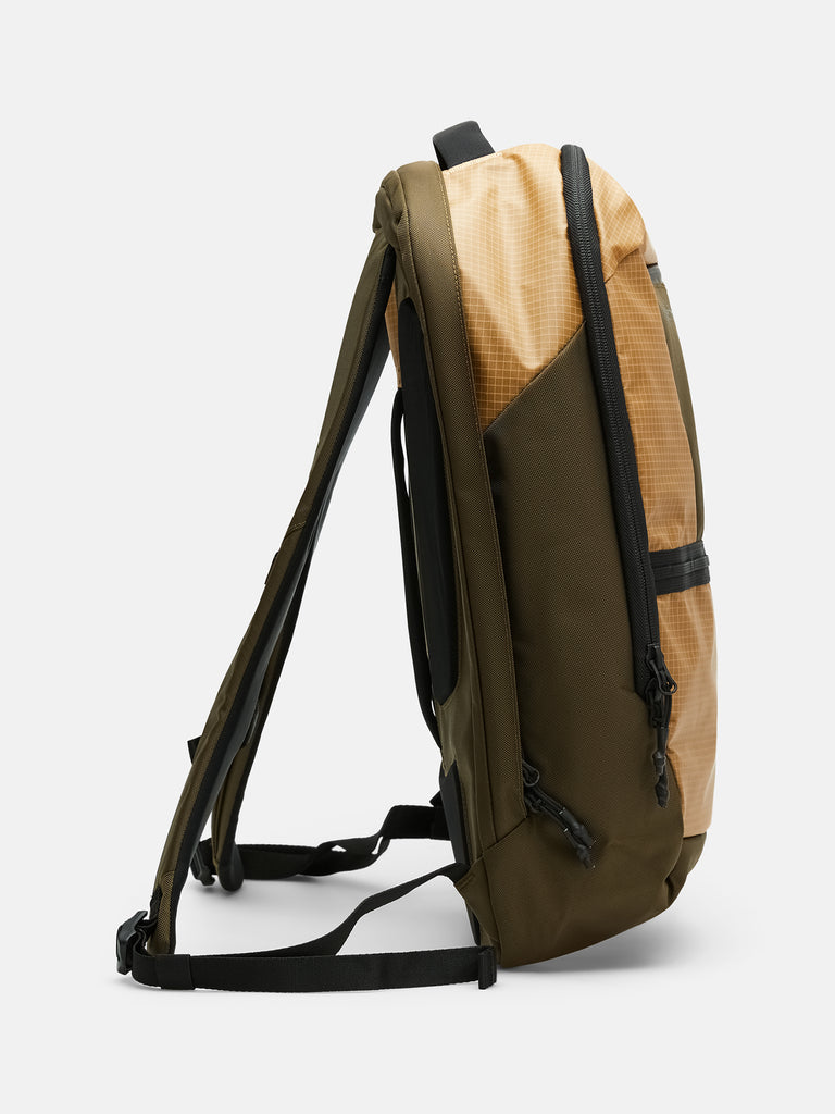 【FW25新着】コミューター バックパック 18.5L