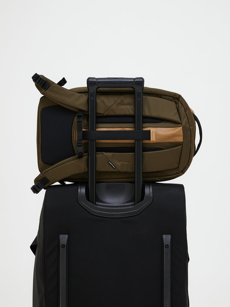 【FW25新着】コミューター バックパック 18.5L