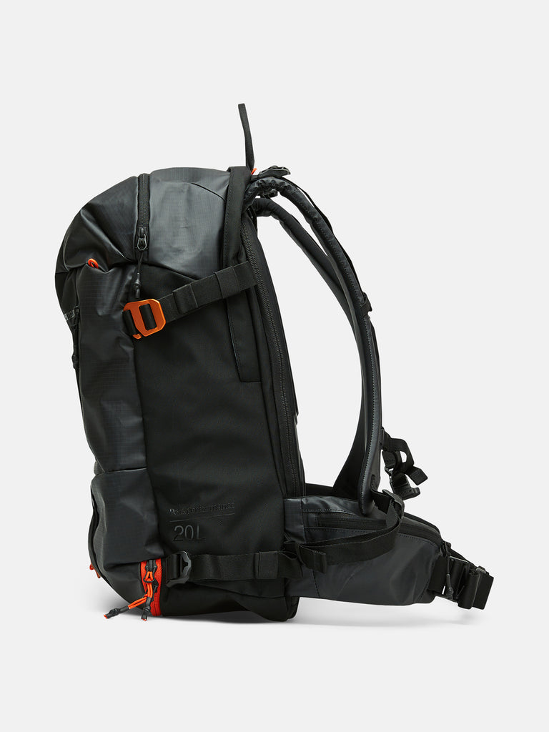 【FW26新着】バーティカル スキー バックパック 20L