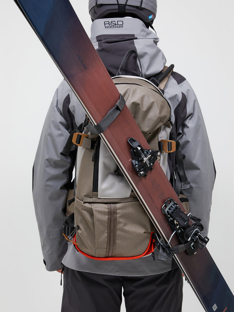 【FW26新着】バーティカル スキー バックパック 20L