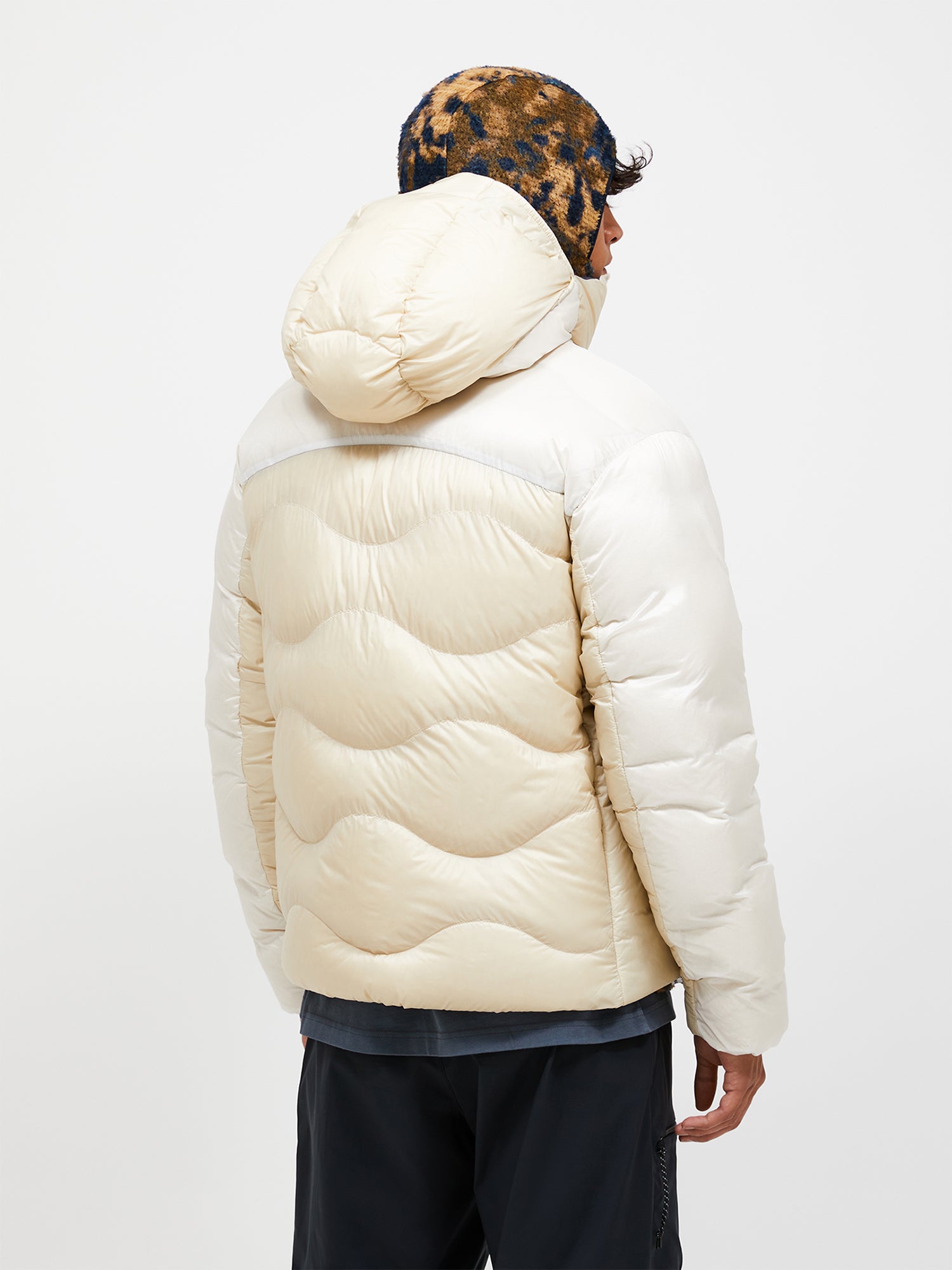 Peak performance へリウムダウンフードジャケット オフホワイト Peak performance へリウムダウンフードジャケット オフホワイト